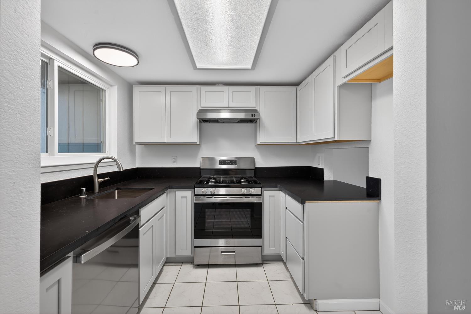 305 Westmont Place Santa Rosa, CA 95401 - Photo 2 of 31