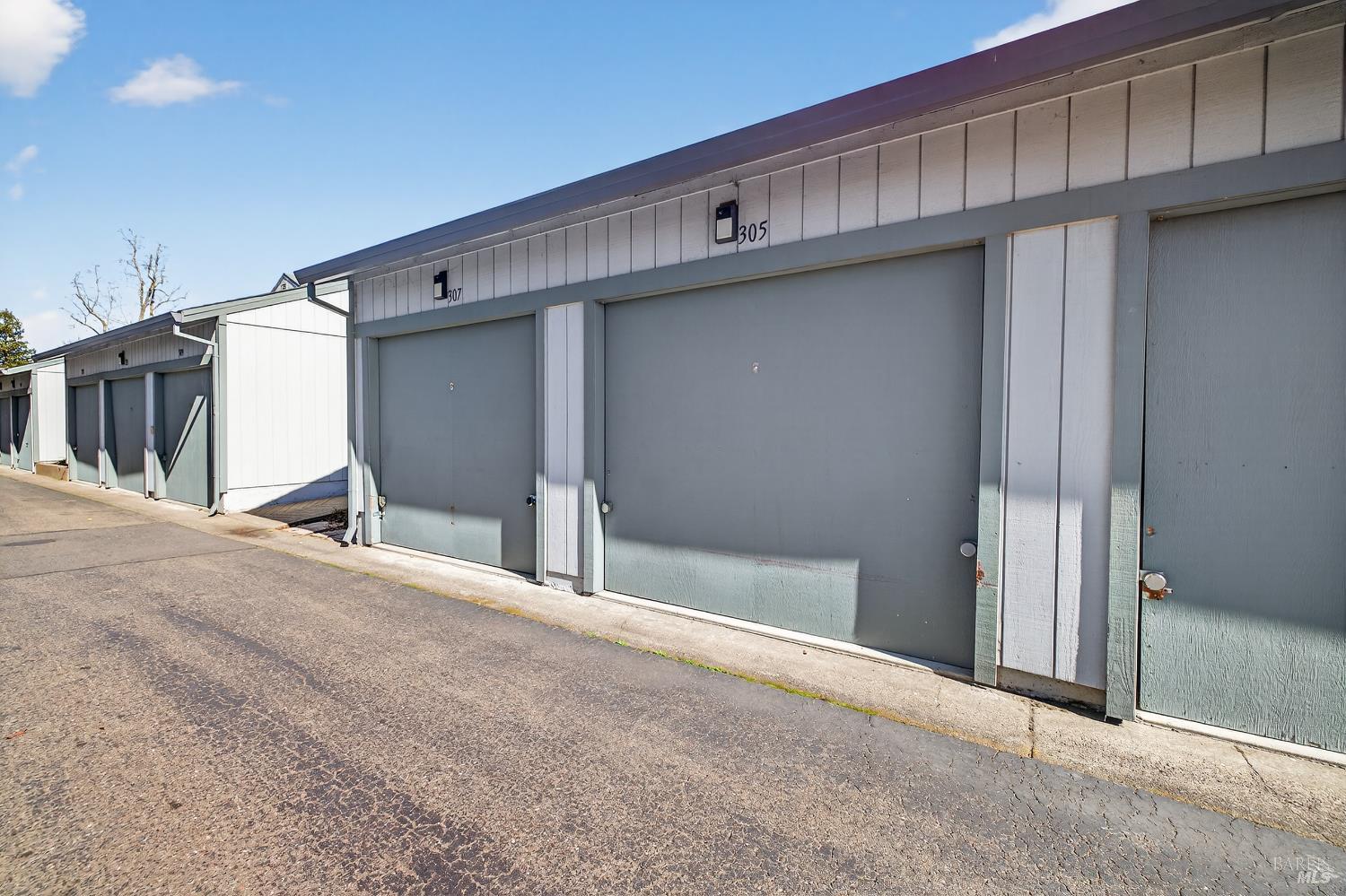 305 Westmont Place Santa Rosa, CA 95401 - Photo 27 of 31 Garage...middle