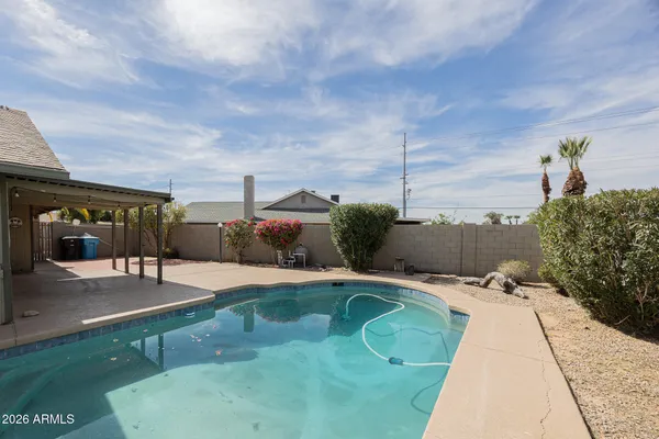 a view of a backyard