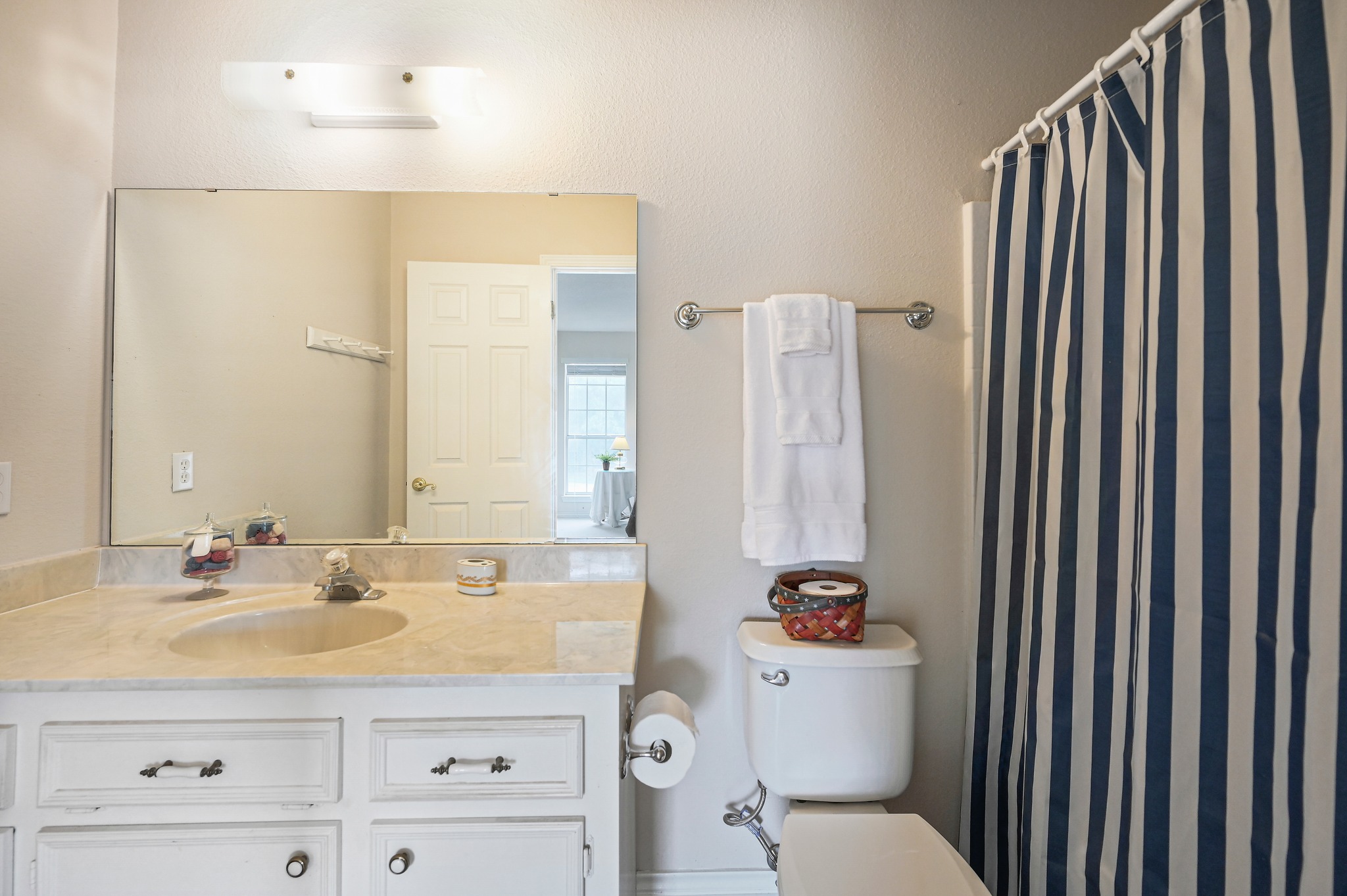 364 Nameless Road Driftwood, TX 78619 - Photo 21 of 32 Second full bathroom off of the bedroom.