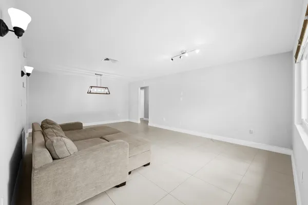 $4,400 | 313 Southeast 4th Terrace, Dania Beach, FL 33004