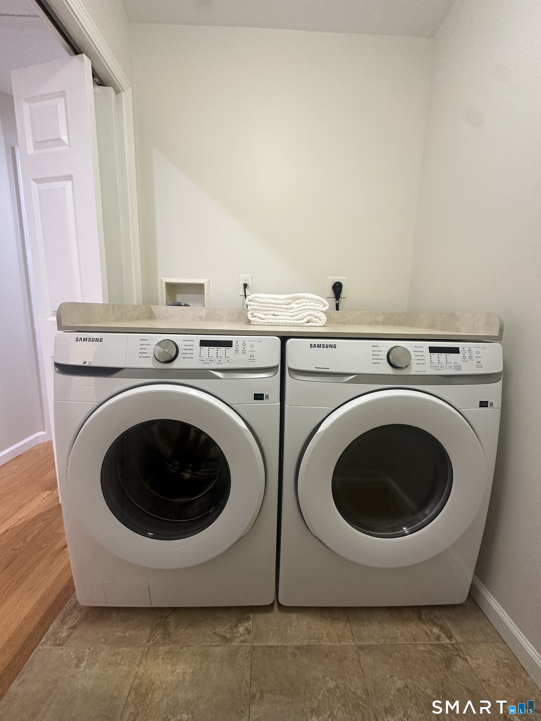 198 Green Hill Road Madison, CT 06443 - Photo 3 of 26 a utility room with dryer and washer