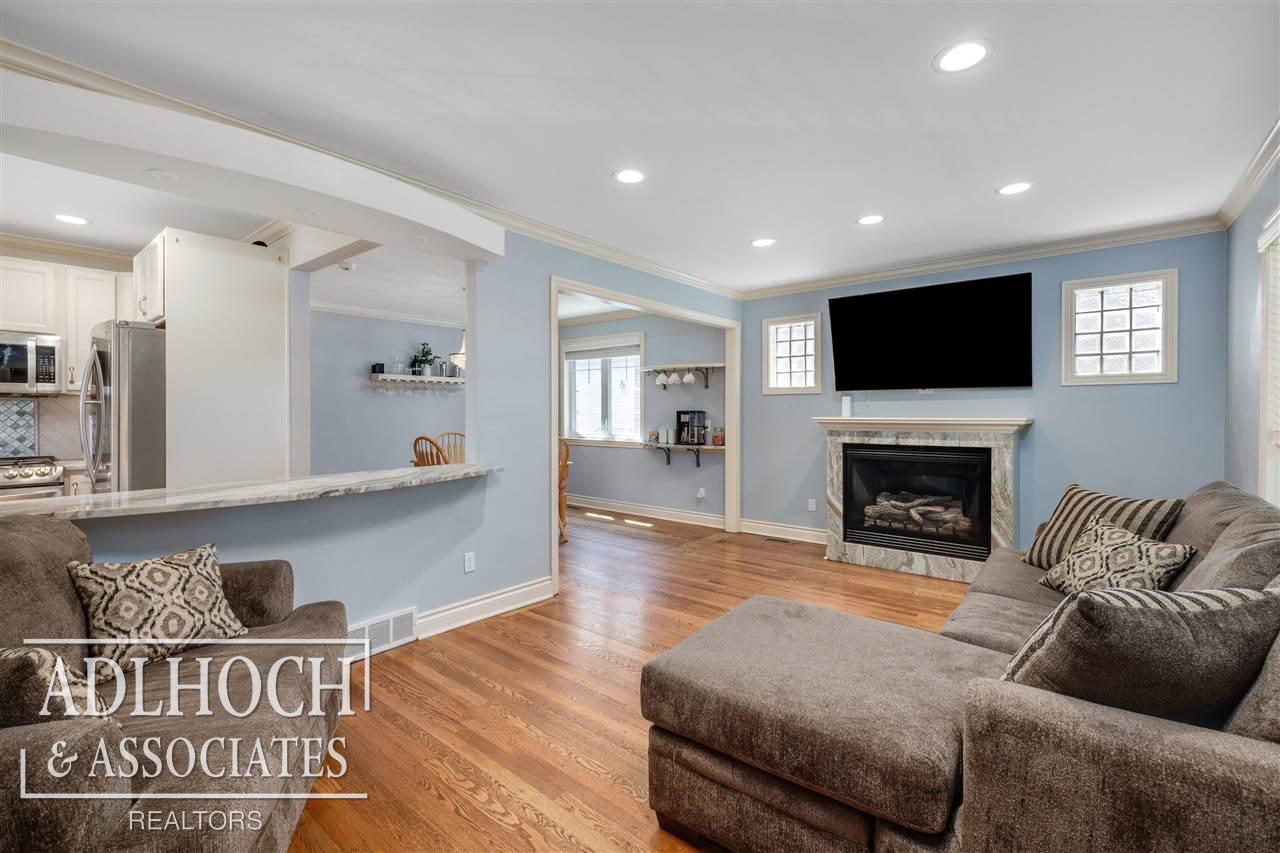 1777 Hampton Road Grosse Pointe, MI 48236 - Photo 7 of 26 50086314-7.JPG