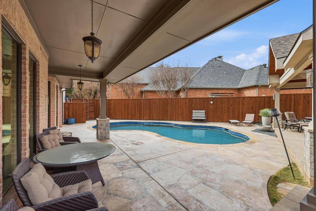3413 Lantz Circle Plano, TX 75025 - Photo 33 of 38 a view of a patio with a table and chairs