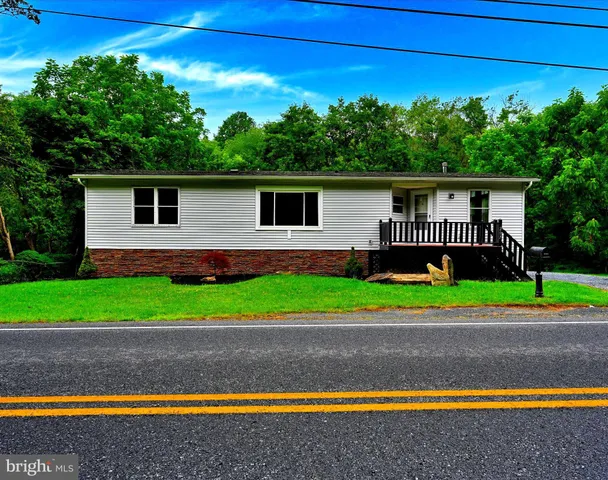 a view of front a house with a yard