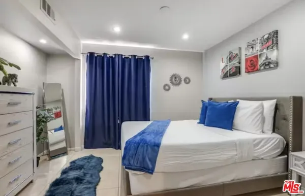 a bed room with a bed and a closet