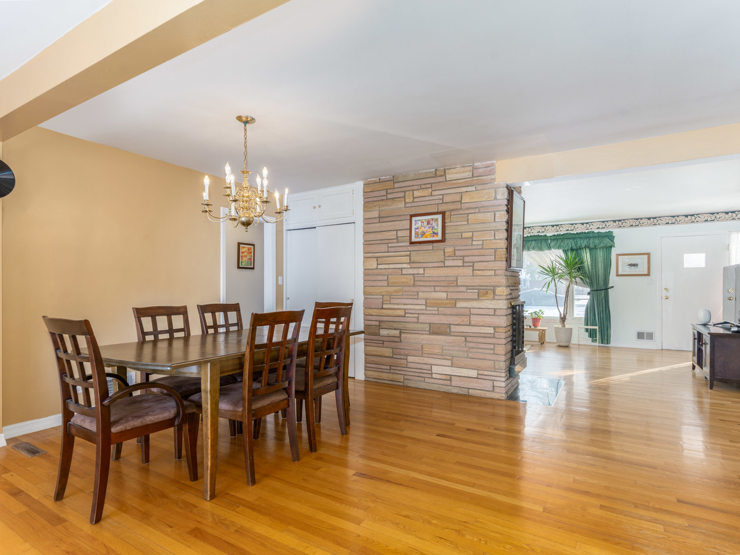 178 Brookhill Road Libertyville, IL 60048 - Photo 11 of 39 a view of a dining room with furniture and wooden floor
