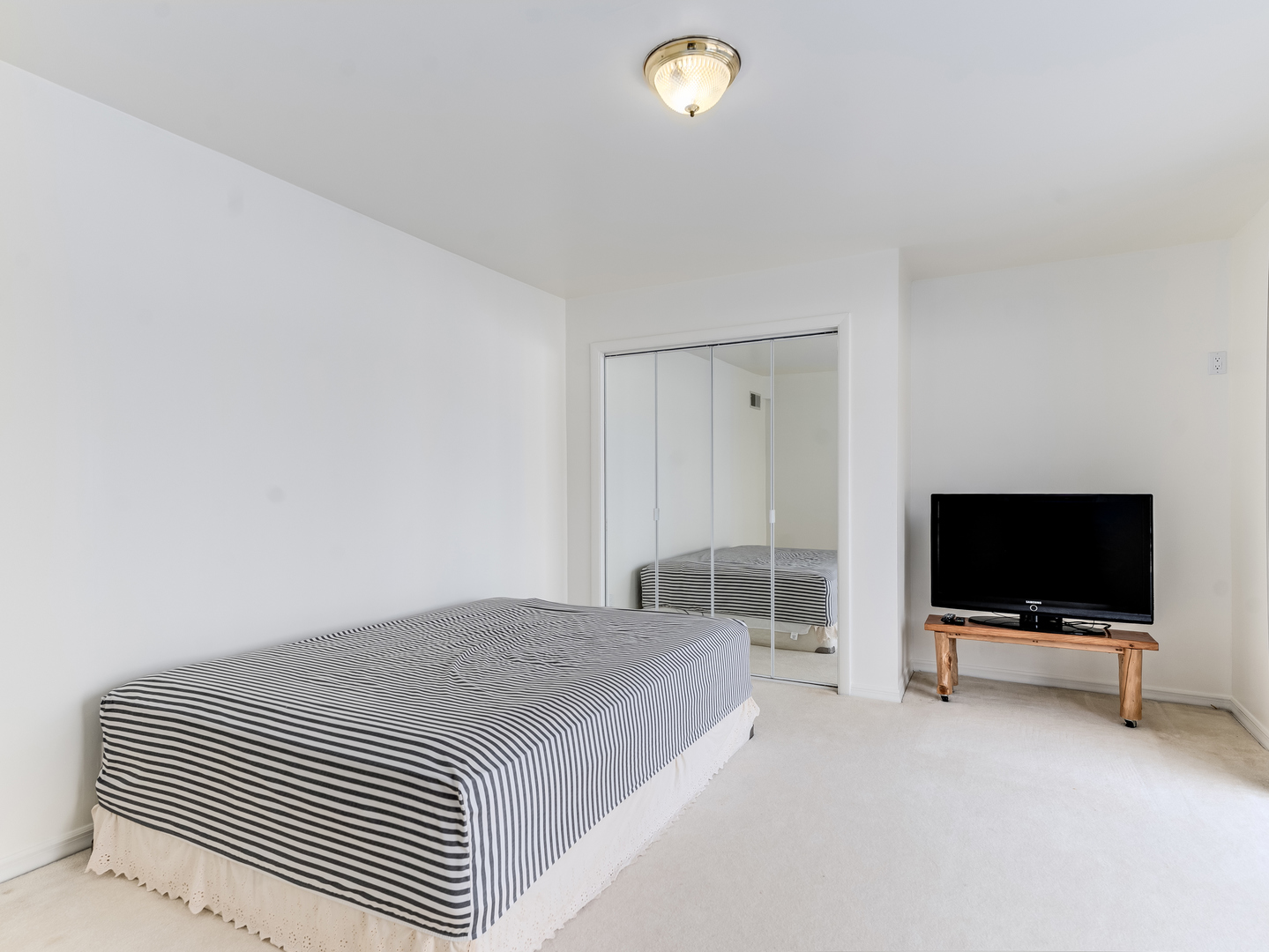 178 Brookhill Road Libertyville, IL 60048 - Photo 17 of 39 a spacious bedroom with a bed and a flat screen tv