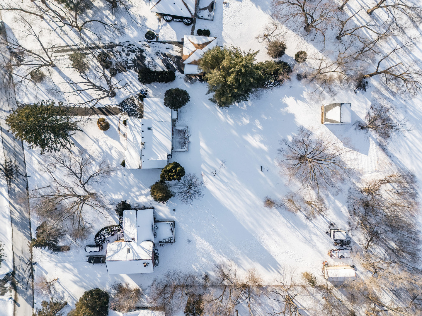 178 Brookhill Road Libertyville, IL 60048 - Photo 32 of 39 a vase of flowers sitting on a table