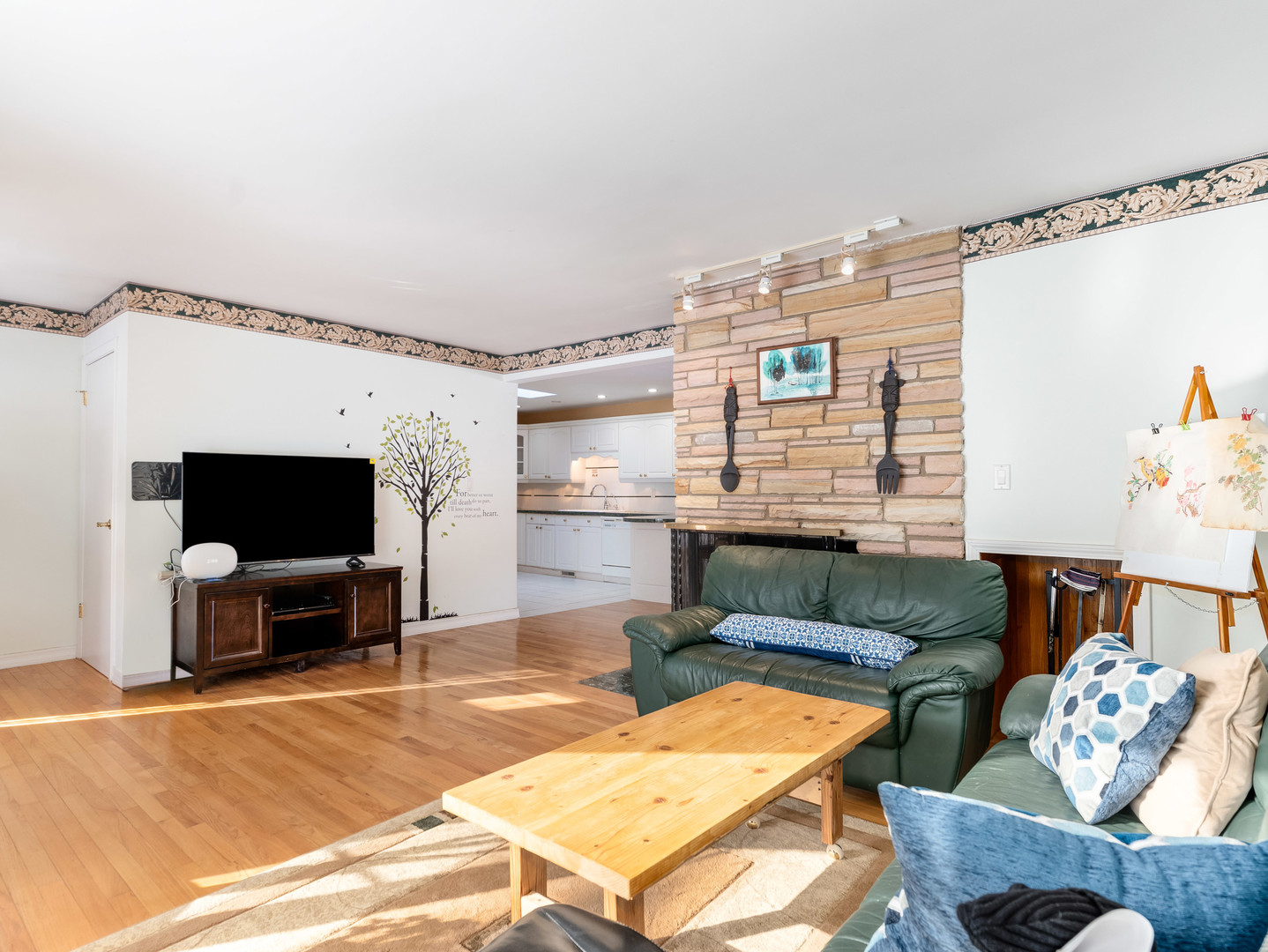 178 Brookhill Road Libertyville, IL 60048 - Photo 9 of 39 a living room with furniture and a flat screen tv