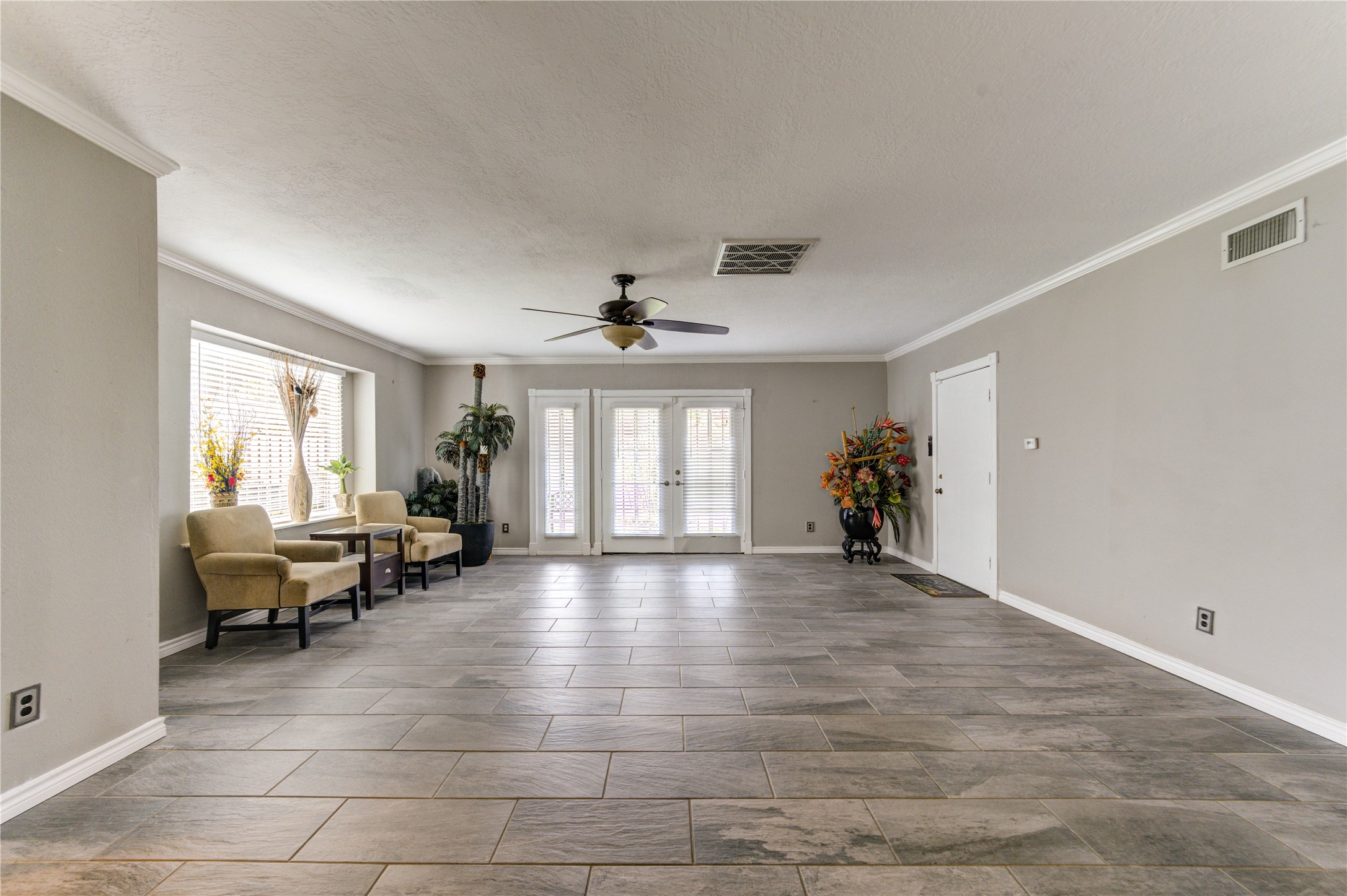 4018 Blalock Road Houston, TX 77080 - Photo 25 of 35 Experience the luxury of space, offering more than confort for every day living.