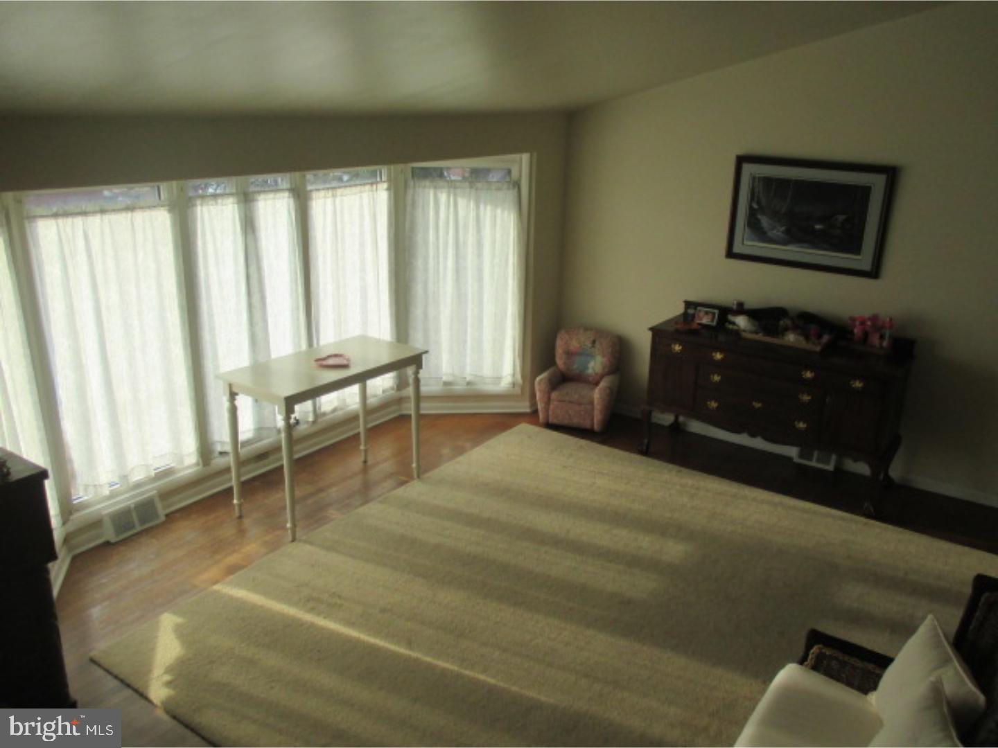603 Renz Street Philadelphia, PA 19128 - Photo 8 of 13 Living Room