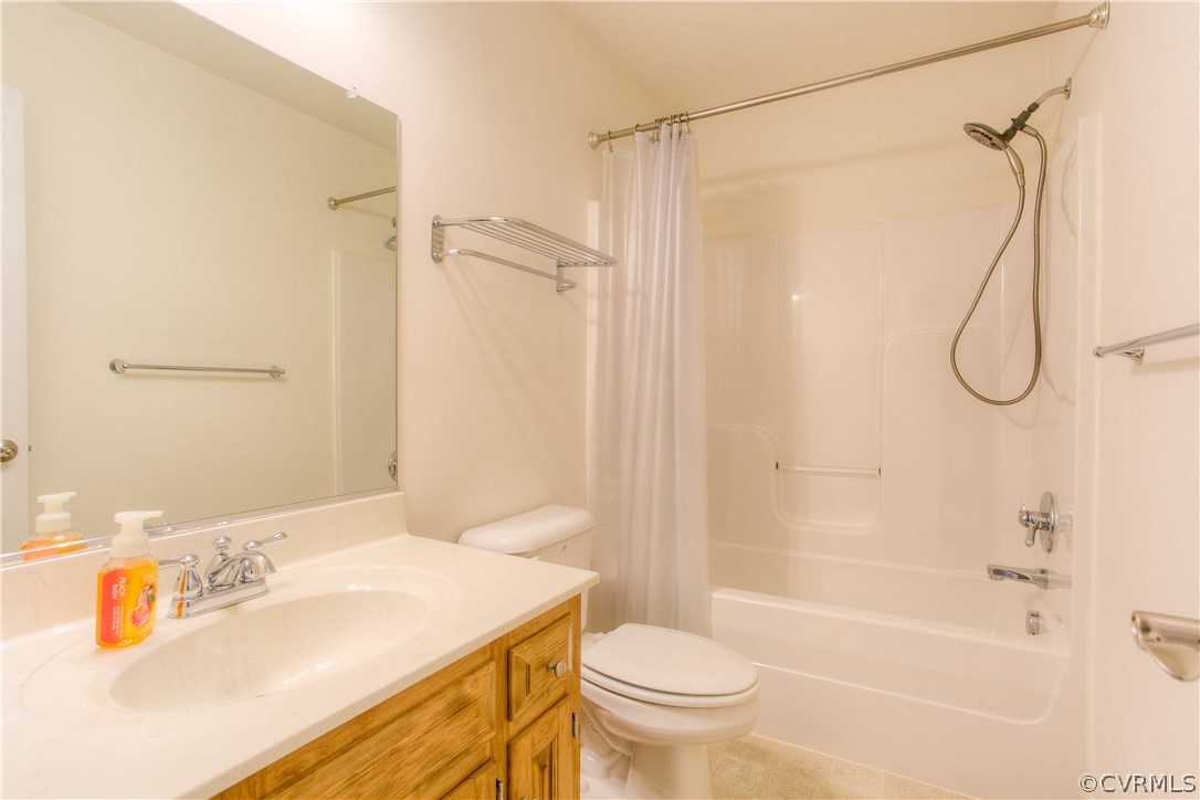 17436 Creekbed Road Chesterfield, VA 23838 - Photo 32 of 44 The second floor Hall Bath with tub/shower combina