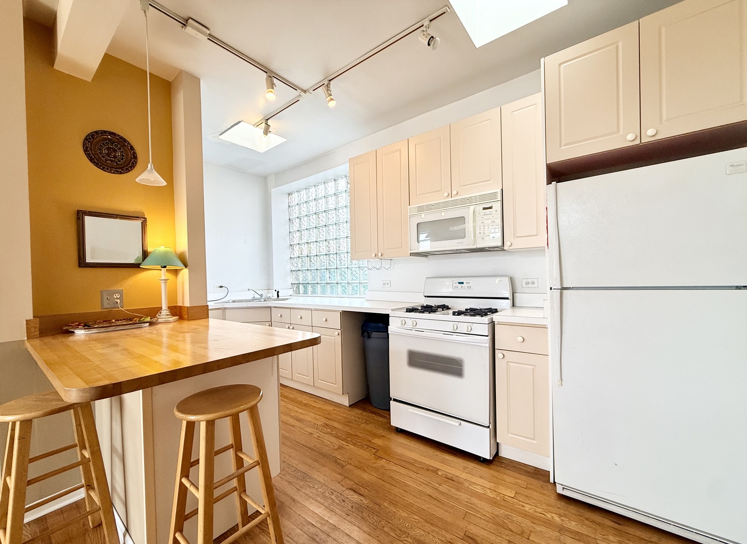 717 West Barry Avenue, Unit 3B Chicago, IL 60657 - Photo 3 of 12