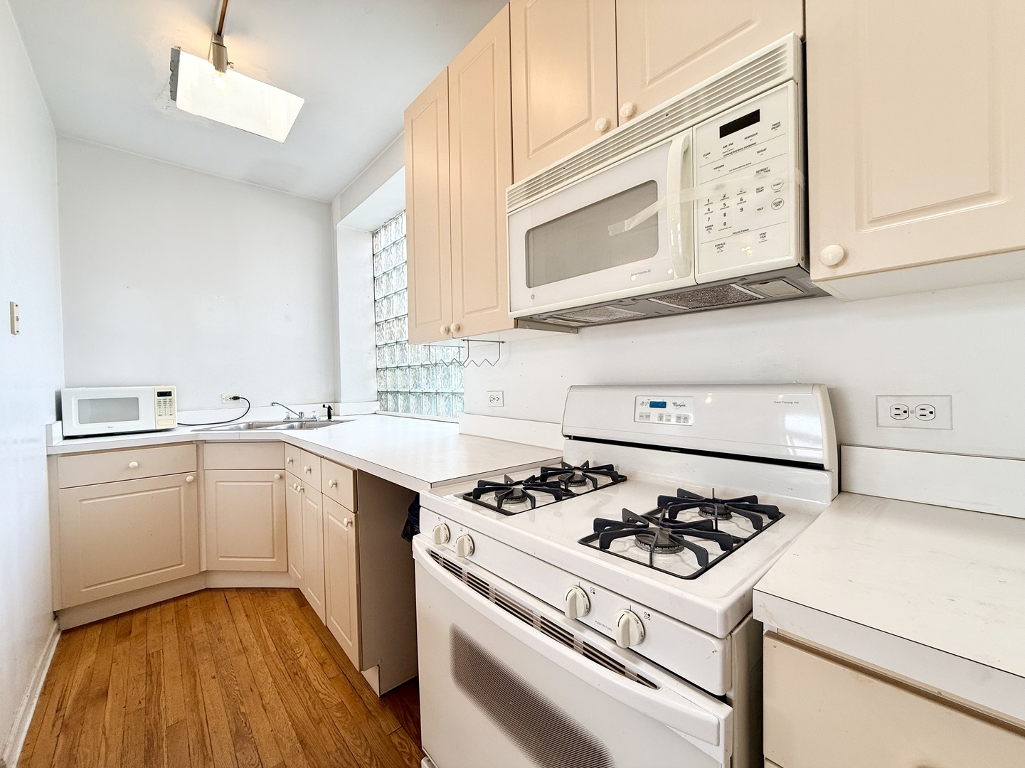 717 West Barry Avenue, Unit 3B Chicago, IL 60657 - Photo 4 of 12