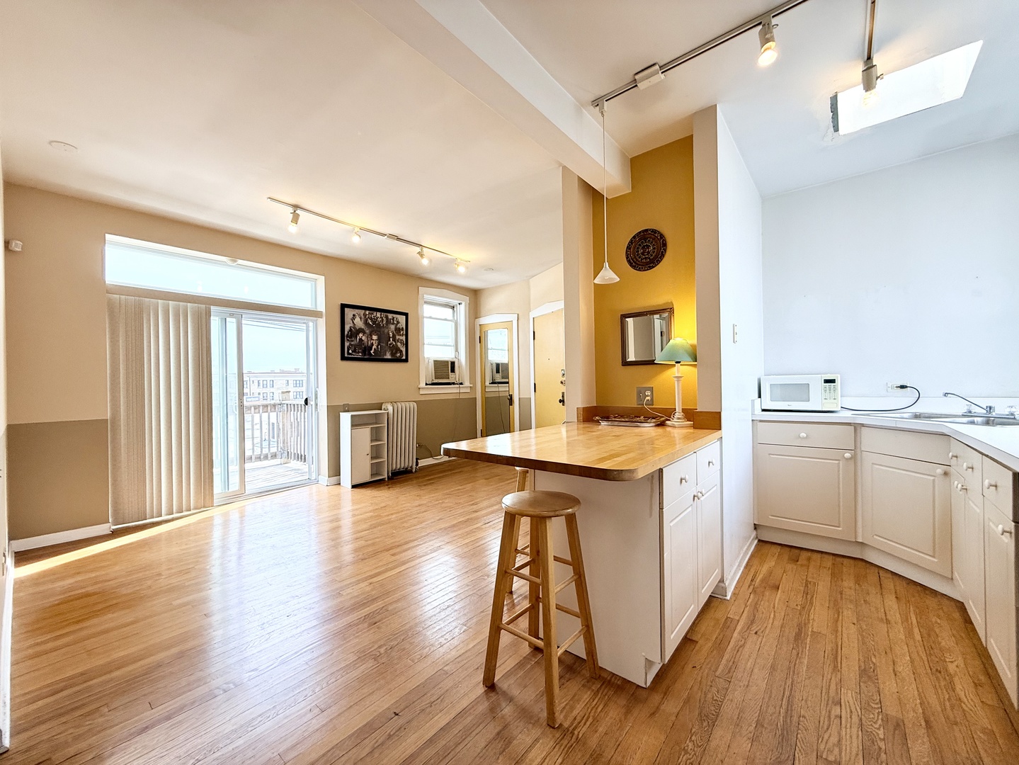 717 West Barry Avenue, Unit 3B Chicago, IL 60657 - Photo 5 of 12