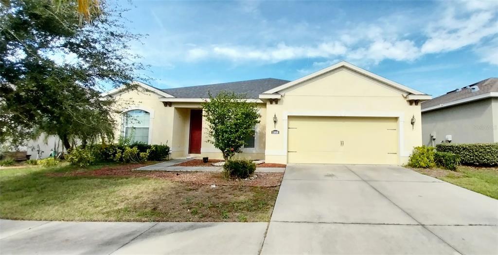 a view of a house with backyard and garden