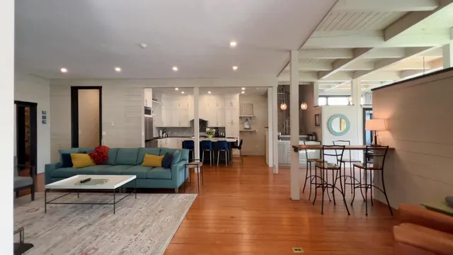 a en suite bathroom with a couch and mirror