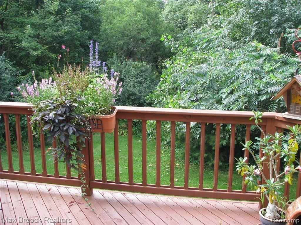 5387 Coomer Road West Bloomfield, MI 48324 - Photo 23 of 25 Deck