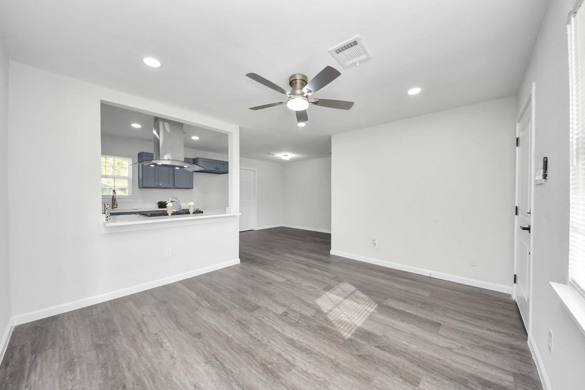 6511 Mohawk Street Houston, TX 77016 - Photo 11 of 32 Living Room