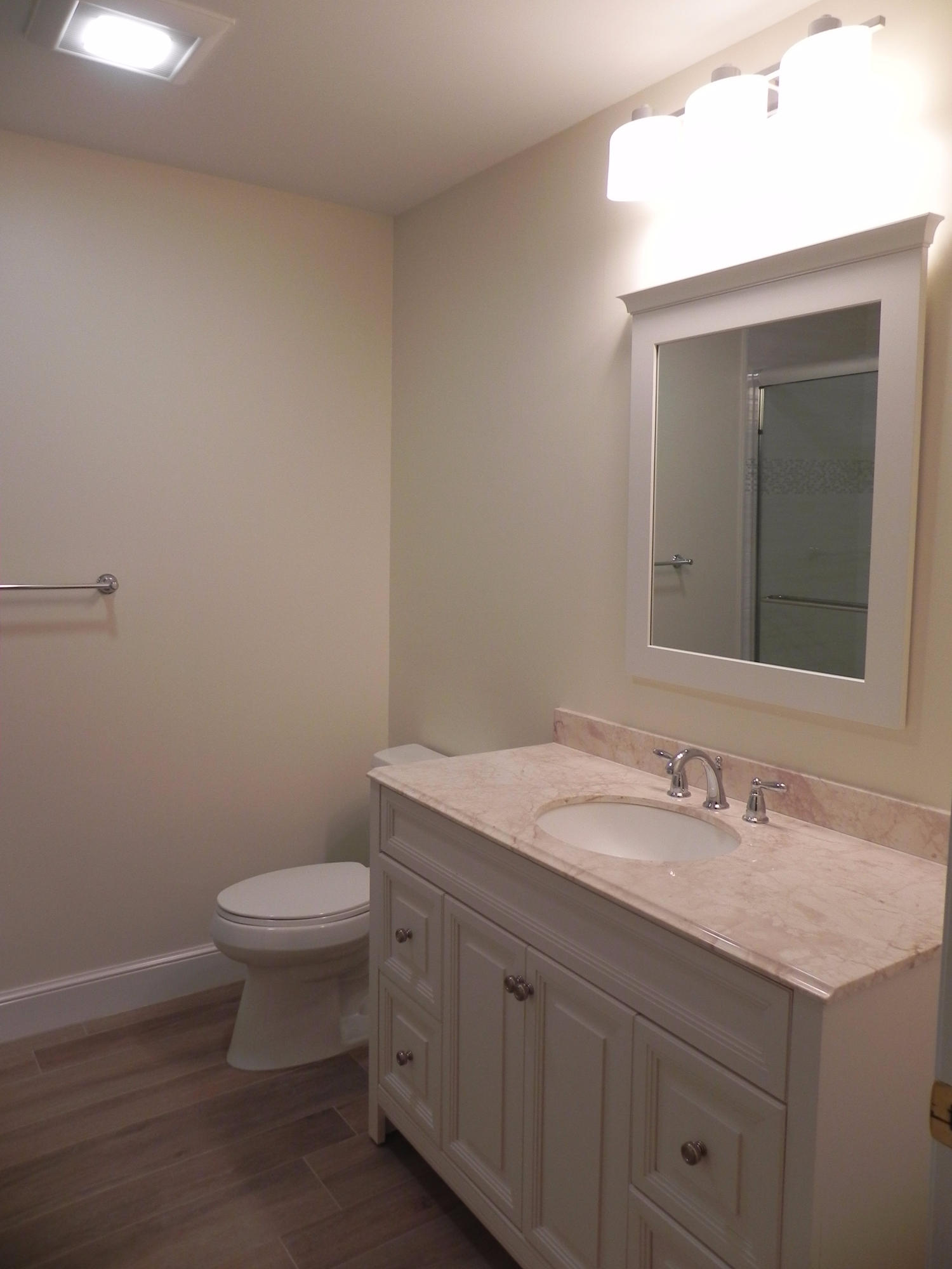 210 Ridge Road Jupiter, FL 33477 - Photo 23 of 41 Guest Bathroom