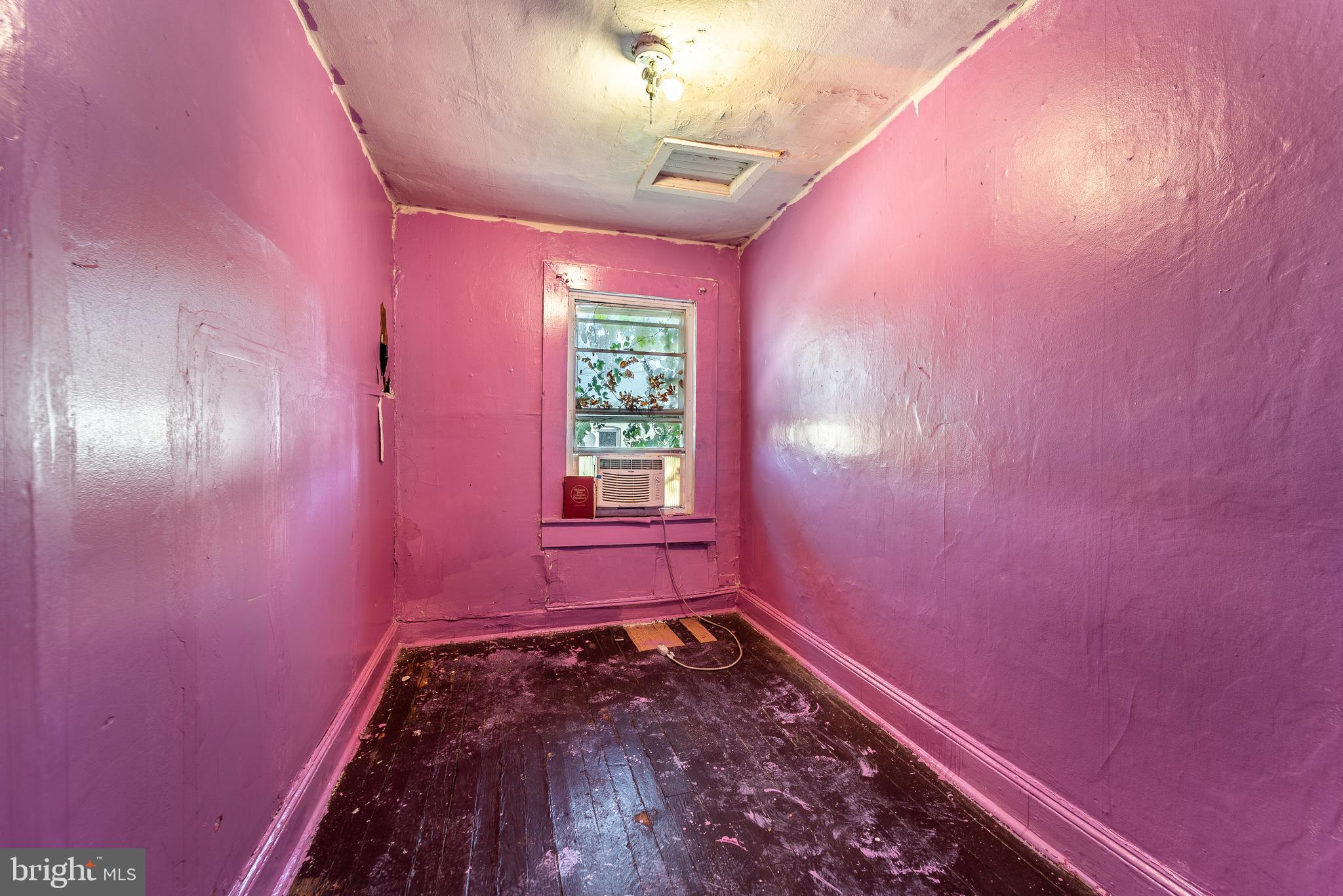 1936 Ridgehill Avenue Baltimore, MD 21217 - Photo 13 of 28 Back Bedroom