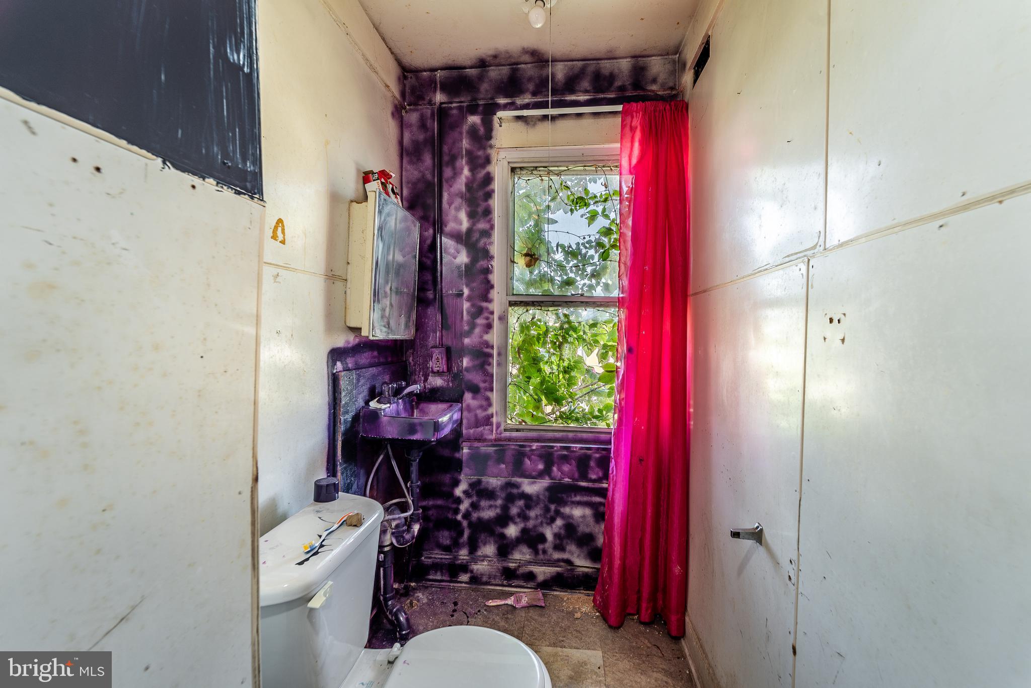1936 Ridgehill Avenue Baltimore, MD 21217 - Photo 15 of 28 Bathroom