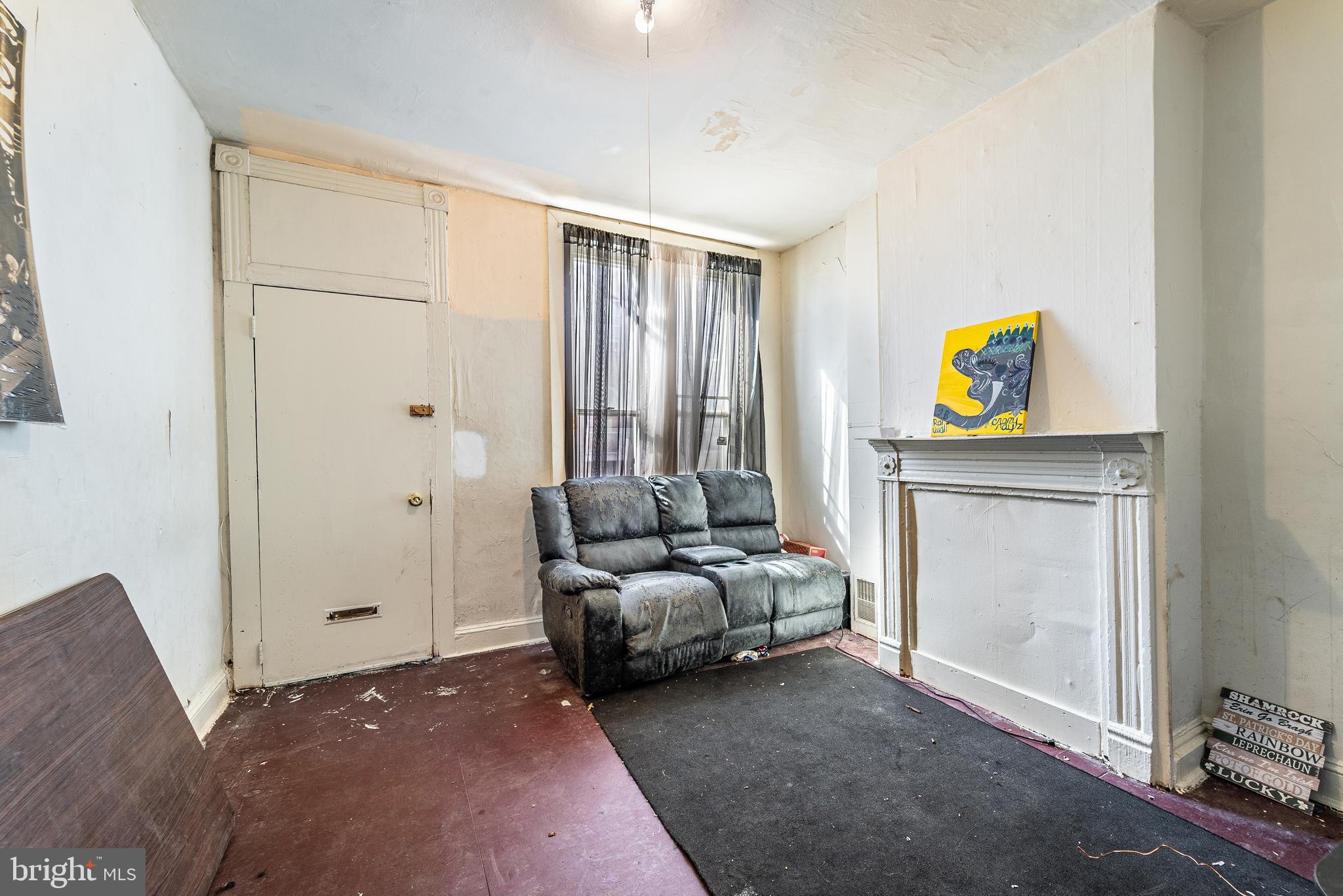 1936 Ridgehill Avenue Baltimore, MD 21217 - Photo 7 of 28 Living Room