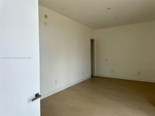 $5,900 | 881 Ocean Drive, Unit L3, Key Biscayne, FL 33149