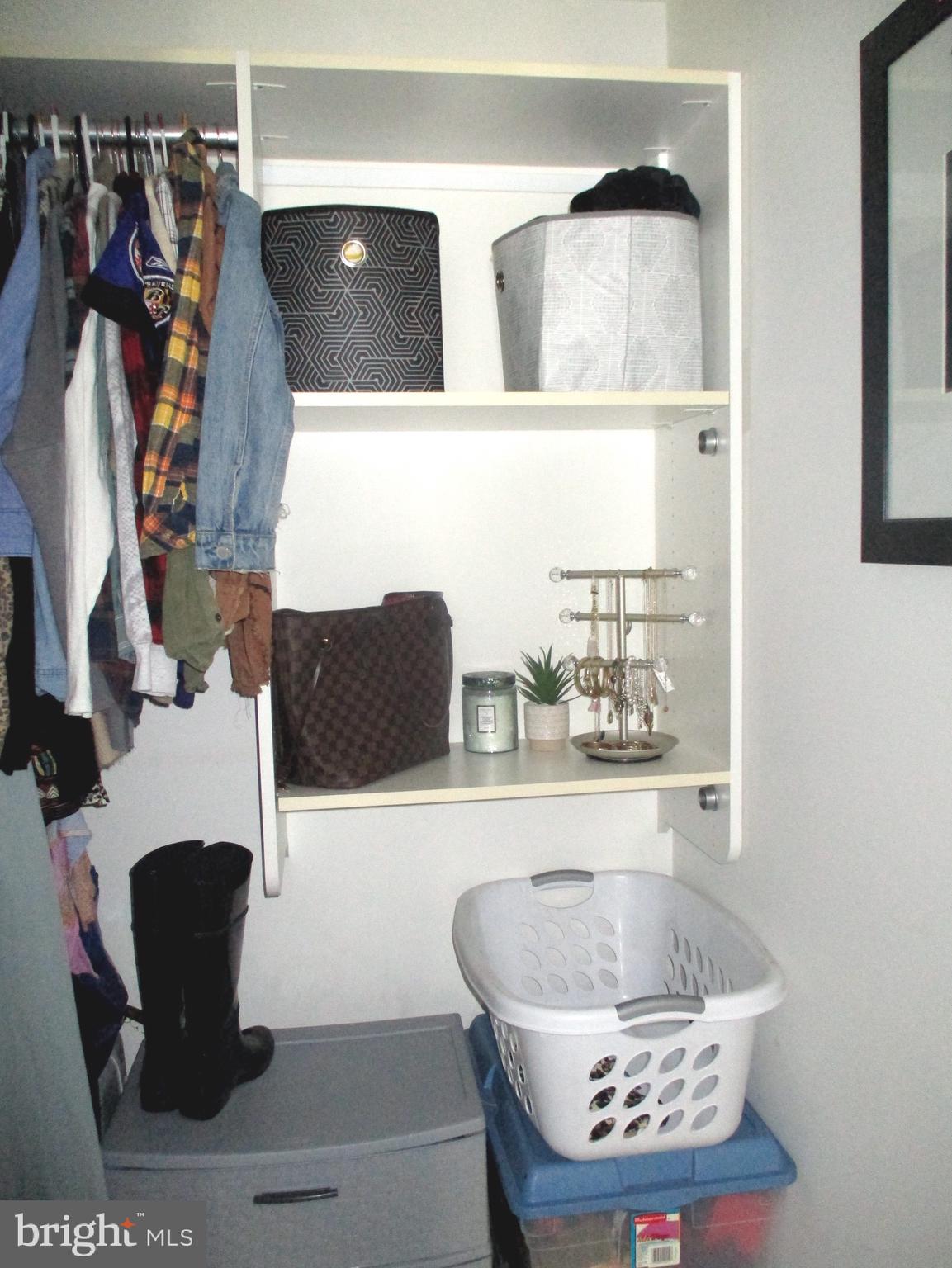 2003 Phillips Terrace, Unit 6 Annapolis, MD 21401 - Photo 4 of 11 a living room with a couch and a stove