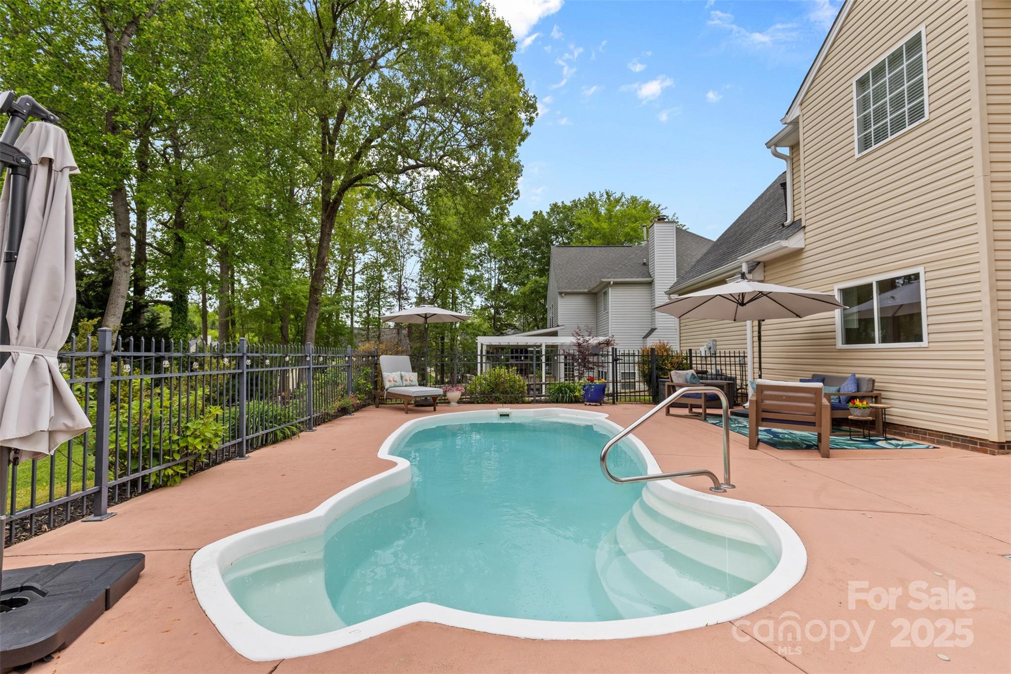 879 Knightsbridge Road Fort Mill, SC 29708 - Photo 38 of 42 a view of a house with swimming pool and sitting area