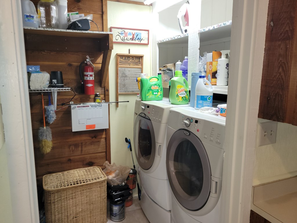 10525 Skunk Creek Road Cascade, ID 83611 - Photo 31 of 41 Laundry room