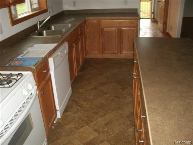 9109 Faussett Road Fenton, MI 48430 - Photo 6 of 13 006