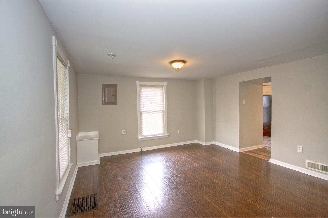 346 Townsend Road Baltimore, MD 21221 - Photo 3 of 20 Living Room