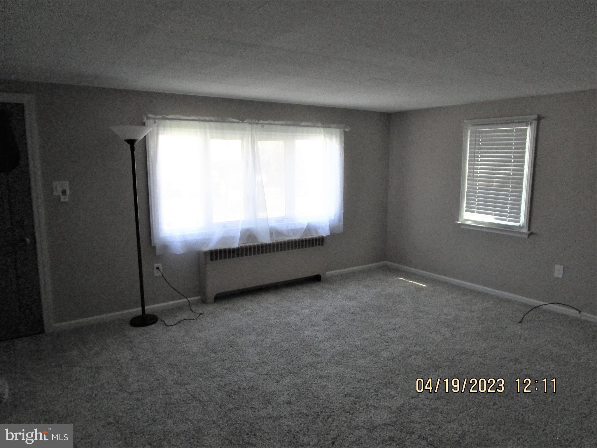 337 Rutledge Avenue Folsom, PA 19033 - Photo 13 of 41 Living room