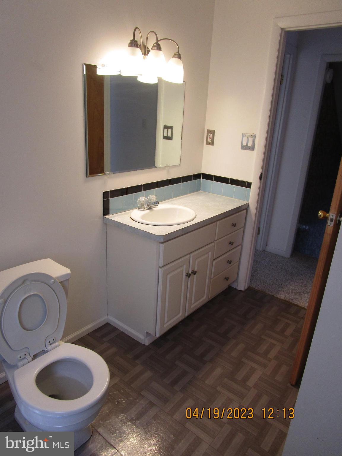 337 Rutledge Avenue Folsom, PA 19033 - Photo 31 of 41 Second floor full bath