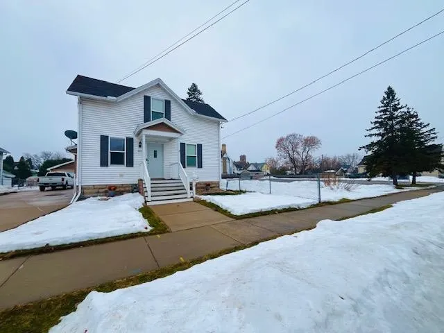 $299,000 | 427 West 12th Avenue, Oshkosh, WI 54902