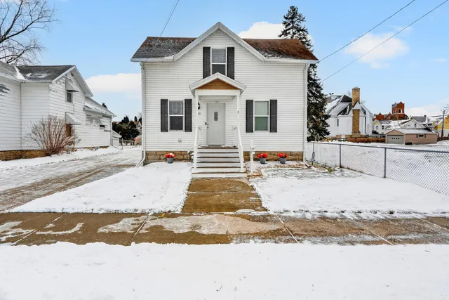 $299,000 | 427 West 12th Avenue, Oshkosh, WI 54902