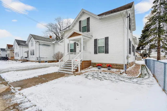 $299,000 | 427 West 12th Avenue, Oshkosh, WI 54902
