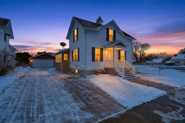 $299,000 | 427 West 12th Avenue, Oshkosh, WI 54902