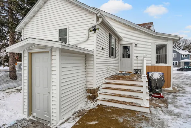 $299,000 | 427 West 12th Avenue, Oshkosh, WI 54902