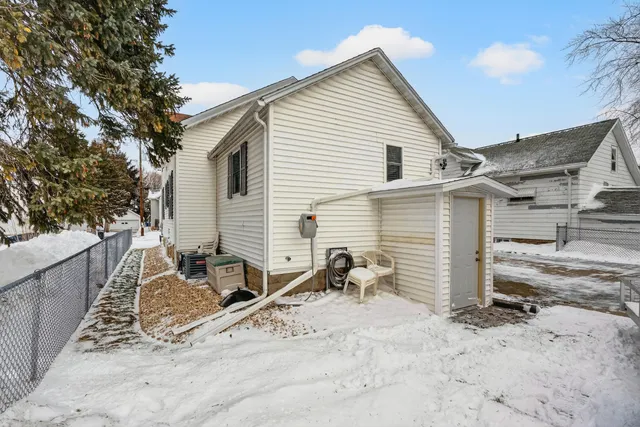 $299,000 | 427 West 12th Avenue, Oshkosh, WI 54902