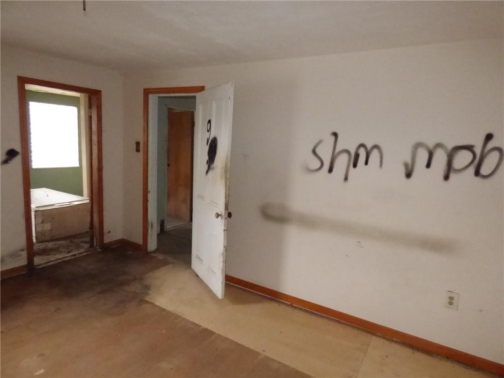 211 Amherst Street Pittsburgh, PA 15220 - Photo 33 of 40 a view of hallway with window