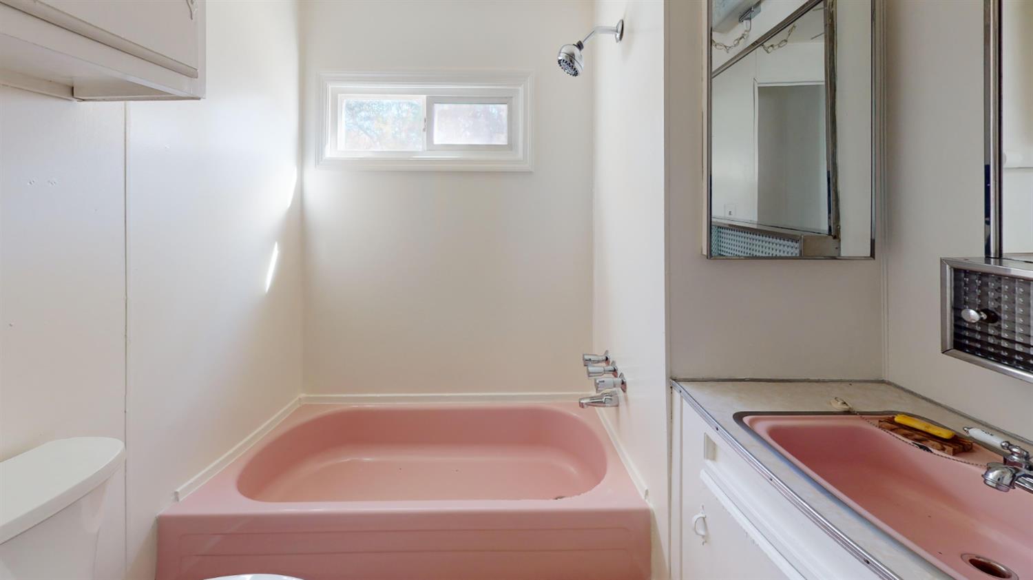 1525 Cold Springs Road, Unit 92 Placerville, CA 95667 - Photo 3 of 12 a bathroom with a tub and sink