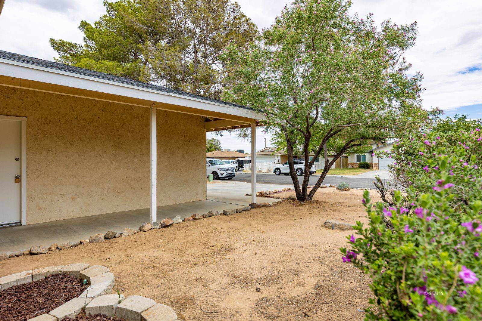 325 South Lincoln Street Ridgecrest, CA 93555 - Photo 4 of 35