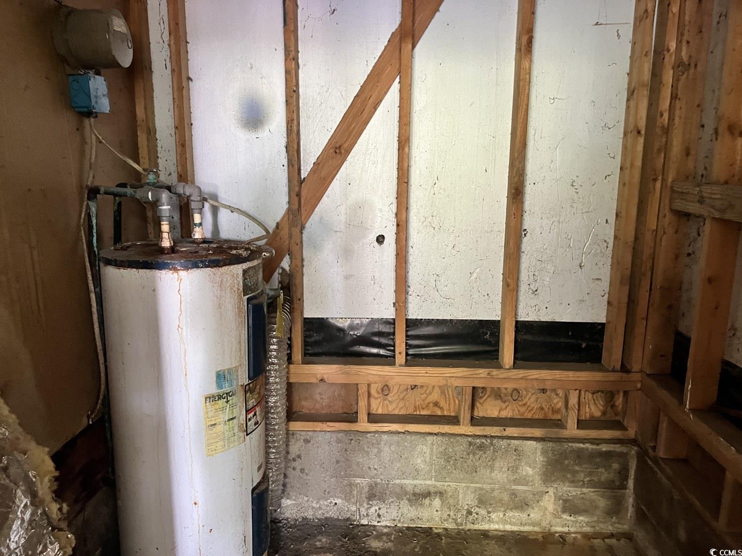 41 Harmon Street Hemingway, SC 29554 - Photo 5 of 20 Utility room with water heater