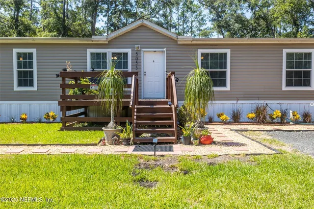 a view of a house with backyard and garden