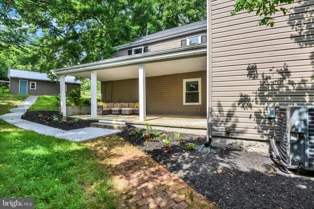 a view of a house with backyard and garden