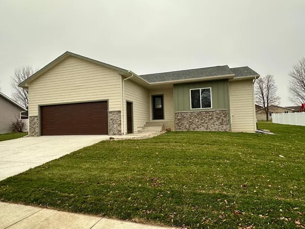$342,500 | 1413 Evergreen Drive, Luverne, MN 56156