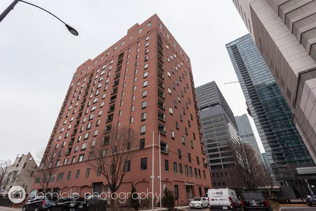 $3,300 | 345 North Canal Street, Unit 402, Chicago, IL 60606